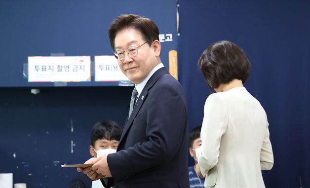 사전투표소 찾은 이재명 대통령
