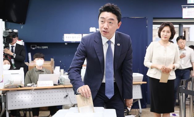 사전 투표하는 강훈식 비서실장