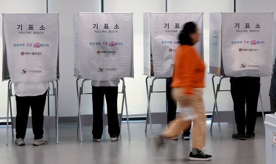 소중한 한 표 행사하는 유권자들
