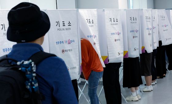 투표하는 시민들