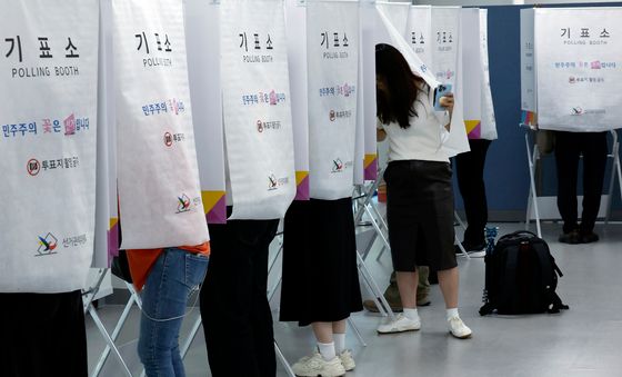 소중한 한 표 행사하는 유권자들