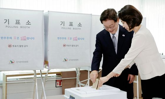 사전 투표하는 이재명 대통령 부부