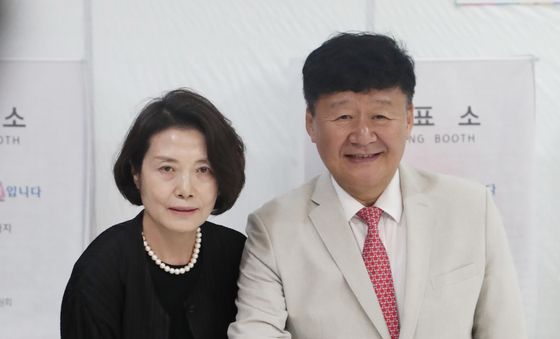 투표하는 김주홍 울산교육감 후보
