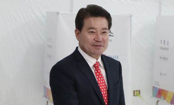 투표하는 임현철 울산남구청장 후보