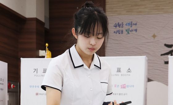 사전투표 하는 학생들