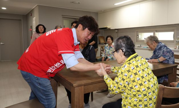 어르신 손 맞잡는 유의동 국민의힘 평택을 후보