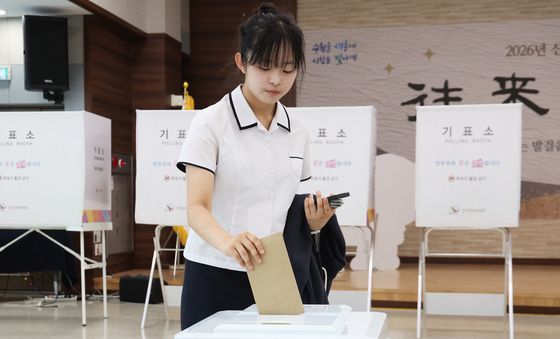 교복 입고 '첫 투표'