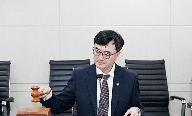 의사봉 두드리는 임기근 차관
