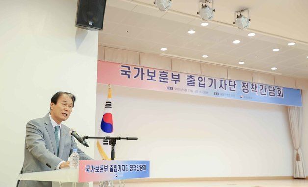 출입기자단 간담회하는 권오을 장관