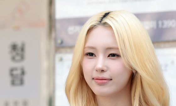 원하연, 사전투표 하러 온 금발 인형