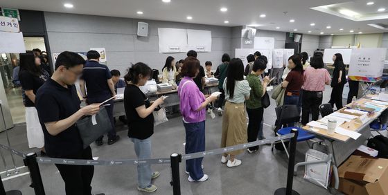 사전투표 하는 시민들