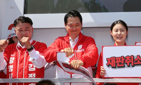 퍼포먼스하는 장동혁 대표
