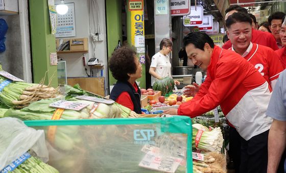 광명전통시장 찾은 장동혁 대표