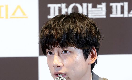 취재진 질문에 답하는 사쿠구치 켄타로