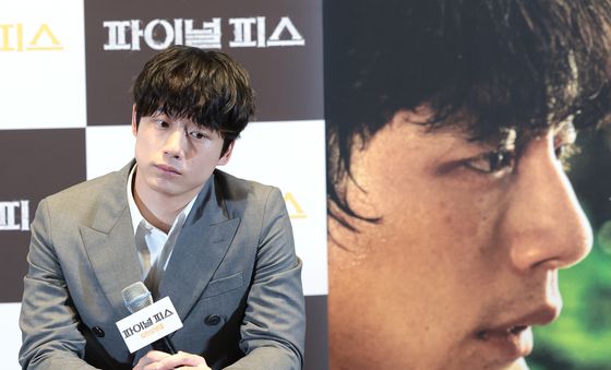 생각에 잠긴 사카구치 켄타로