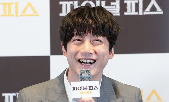 환한 미소 짓는 사카구치 켄타로
