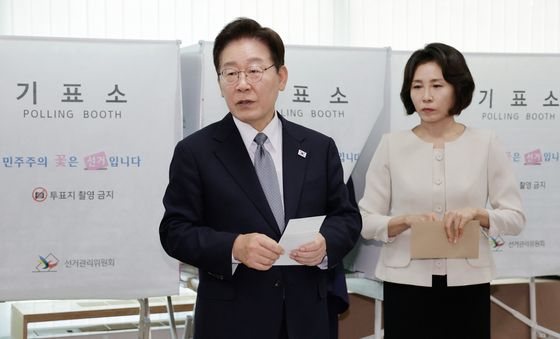 투표 과정 문의하는 이재명 대통령