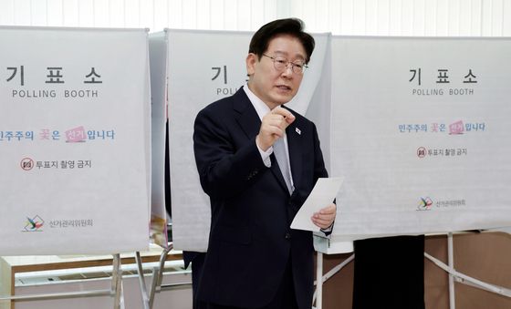 투표 과정 문의하는 이재명 대통령