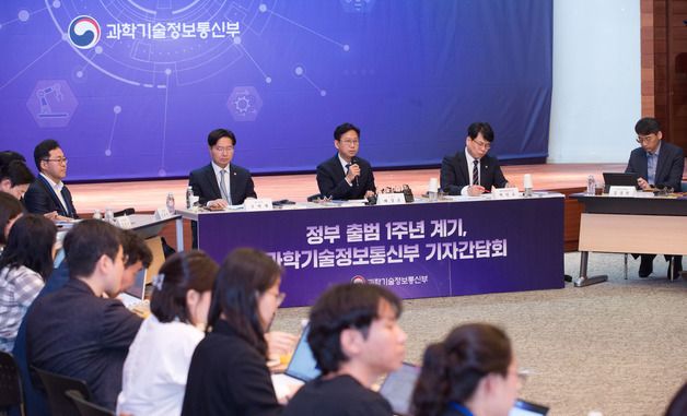 질문에 답변하는 배경훈 부총리