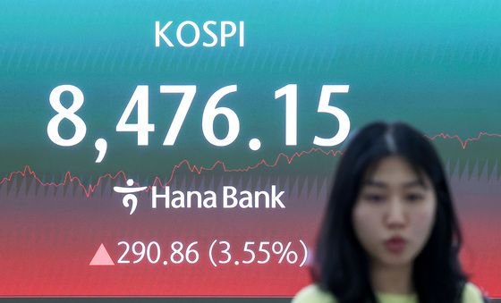 코스피, 사상 최고치 경신 '8470선 마감'