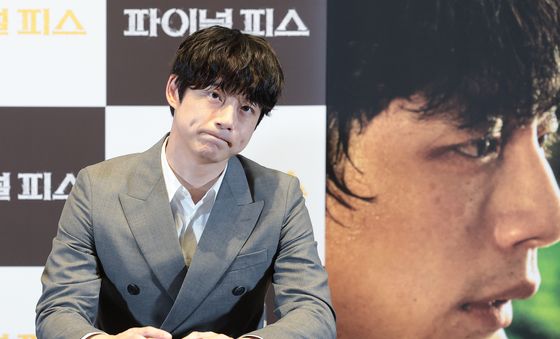 취재진 질문 듣는 사카구치 켄타로
