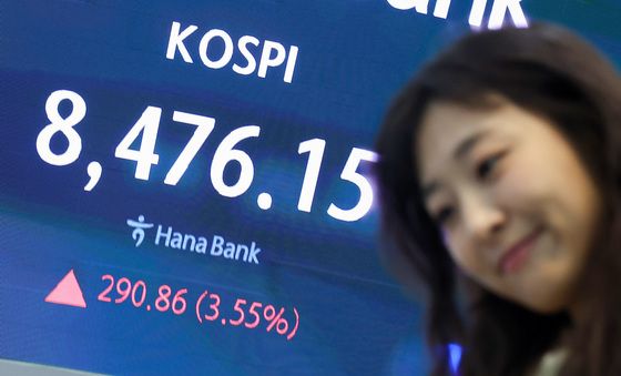 코스피, 기관 매수에 8,470선 마감…사상 최고치 경신