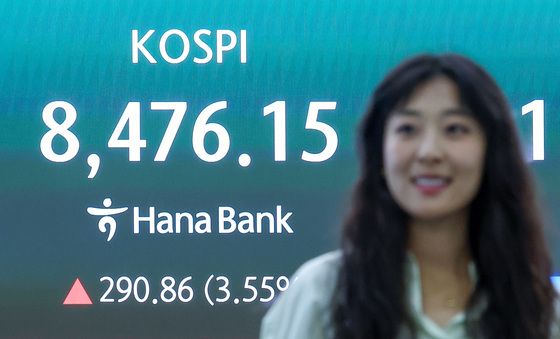 코스피, 기관 매수에 8,470선 마감…사상 최고치 경신