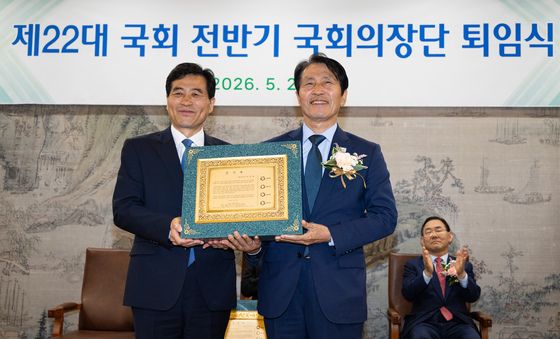 감사패 든 이학영 국회 부의장