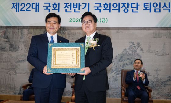 김민기 사무총장과 기념 촬영하는 우원식 국회의장