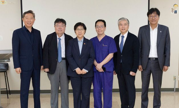기념 촬영하는 정은경 장관