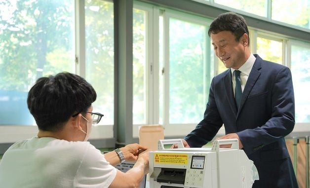 사전투표소 찾은 한병도