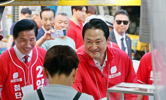 시장 상인들과 인사 나누는 장동혁 대표