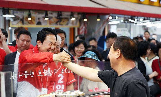 부천 역곡상상시장 찾은 장동혁 대표