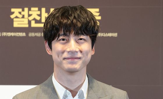 손 인사하는 사카구치 켄타로