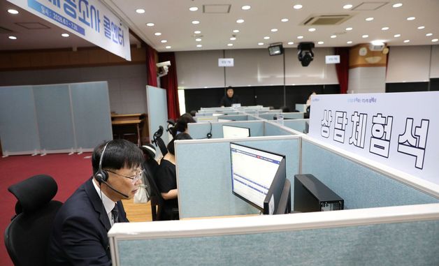 전화조사 응대 절차 체험하는 안형준 처장