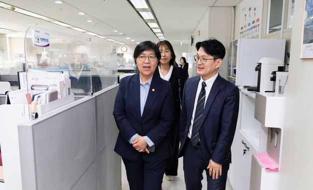 자살예방상담전화 상담센터 방문한 정은경 장관