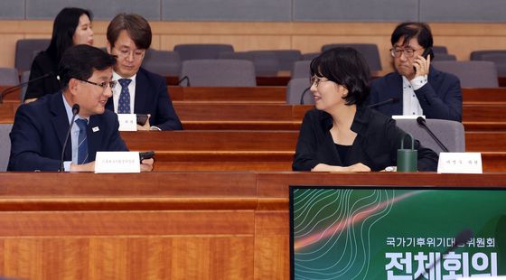 이명주 위원과 대화하는 김성환 장관