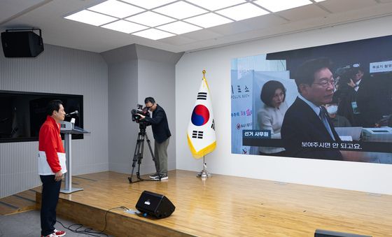 李대통령 사전투표 기표 문의 영상 바라보는 장동혁 대표
