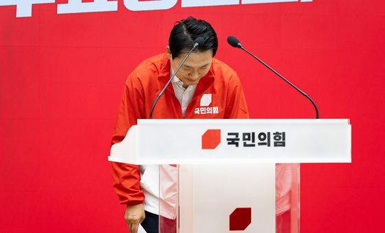고개 숙여 인사하는 장동혁 대표