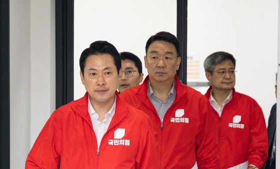 기자회견 들어서는 장동혁 대표