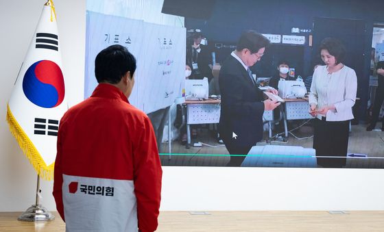 이재명 대통령 부부 사전투표 영상 바라보는 장동혁 대표