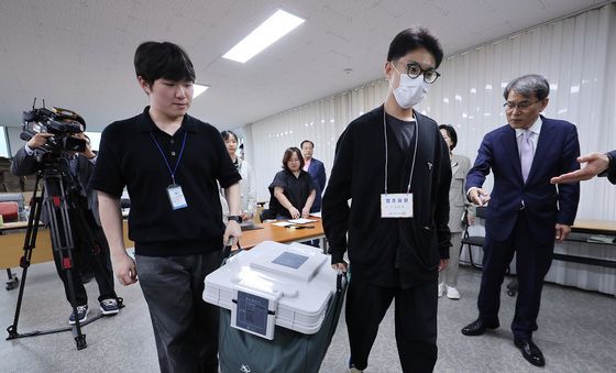 관내사전투표 접수 참관하는 노태악 선관위원장