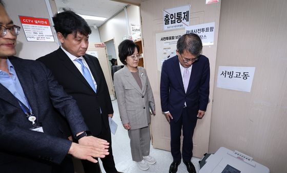 노태악 선관위원장, 관내사전투표 접수 및 보관상황 참관