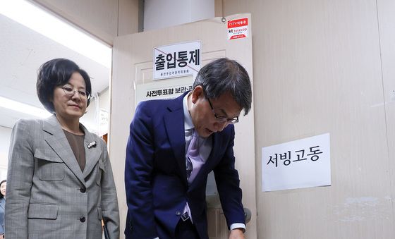 관내사전투표 보관상황 참관하는 노태악 선관위원장