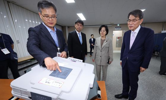 관내사전투표 접수 참관하는 노태악 선관위원장