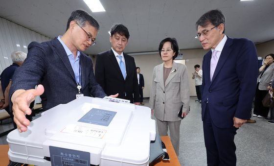 관내사전투표 접수 참관하는 노태악 선관위원장