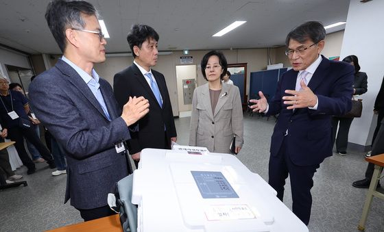 노태악 선관위원장, 관내사전투표 접수 및 보관상황 참관