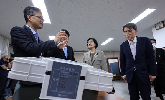 관내사전투표 접수 참관하는 노태악 선관위원장
