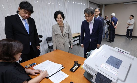 관내사전투표 접수 참관하는 노태악 선관위원장