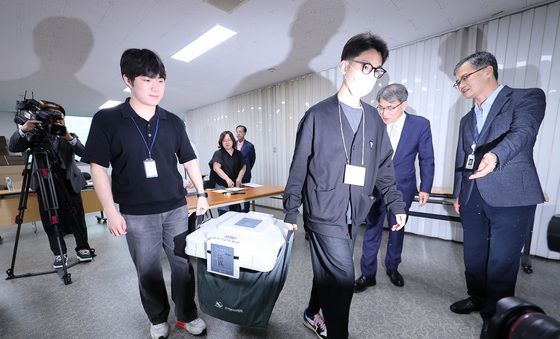 보관 장소로 옮겨지는 관내사전투표함